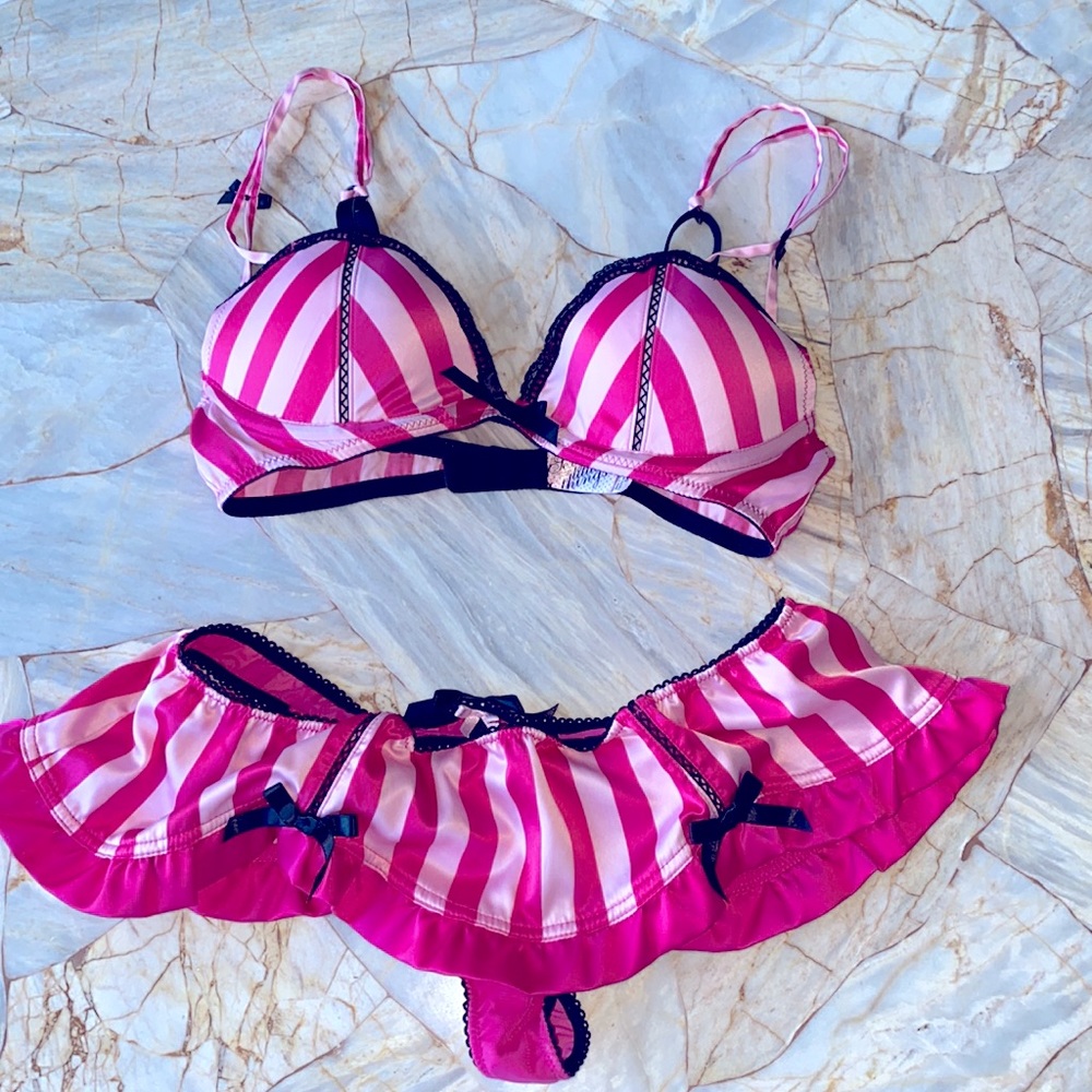 Rare “Sexy Little Things” 2 Pc matching Set 34B Bra + small ruffle Thong Skirt